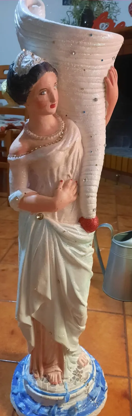 Statua di donna con cornucopia restaurata con glitter, strass e base a mosaico blu